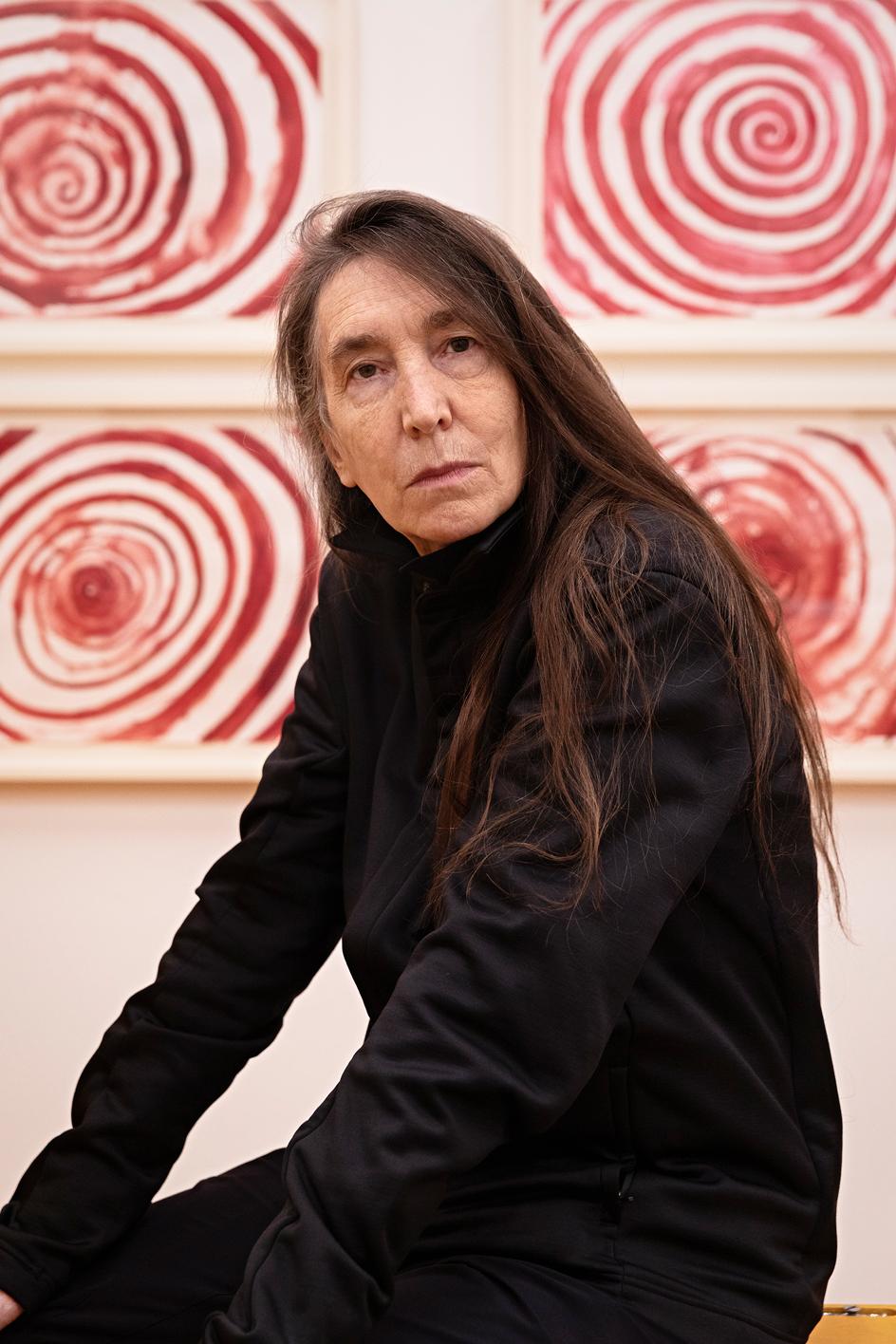 Portrait of Holzer in the exhibition ’Louise Bourgeois x Jenny Holzer’ at Kunstmuseum Basel | Neubau. Photography: © Xandra M. Linsin