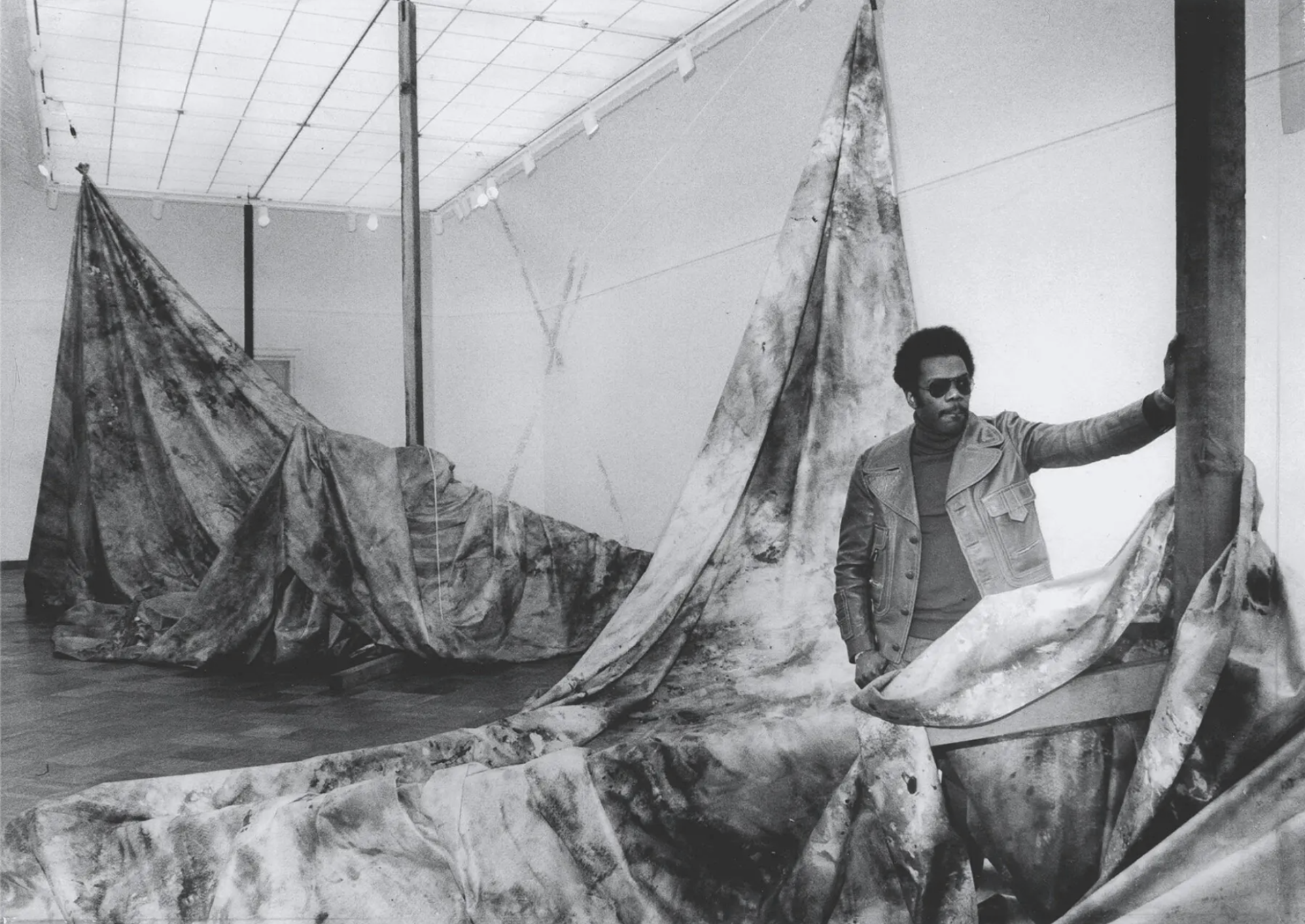 Mr. Gilliam’s “Autumn Surf” installation in 1973 at the San Francisco Museum of Modern Art. He was known to drape his canvases from ceilings in great curves and loops. Credit: Art Frisch/San Francisco Chronicle